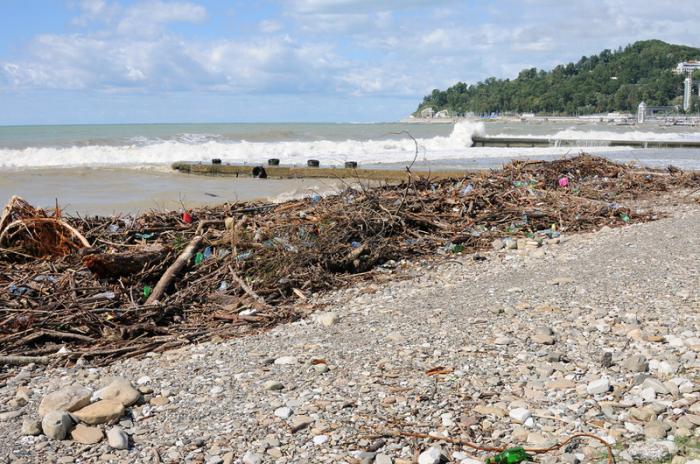 Черноморский пляж после шторма бали, изнанка, мальдивы, мусор